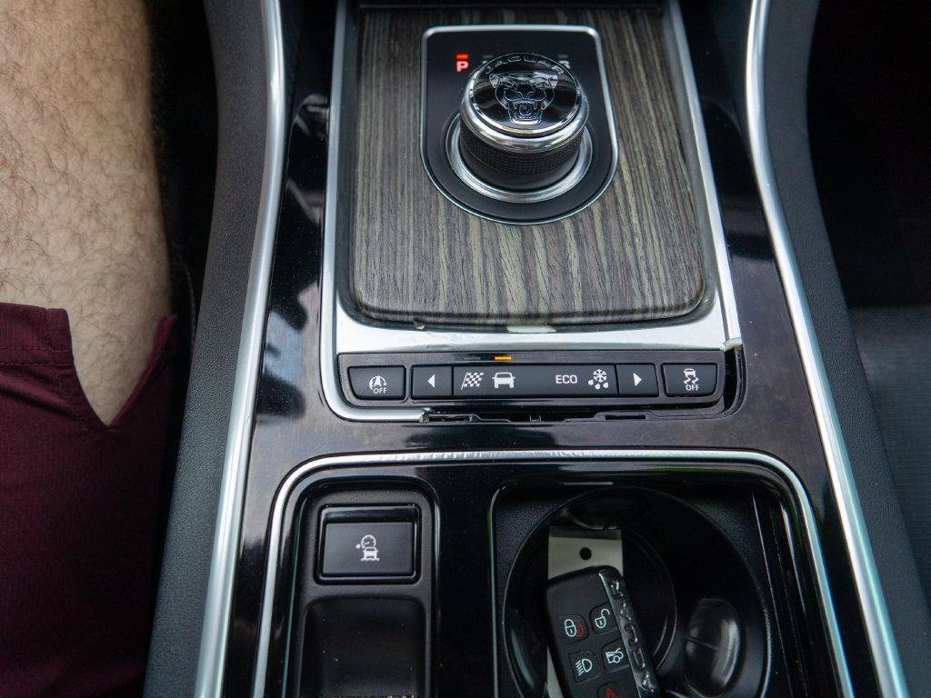 Used 2018 Jaguar XF S RWD image 27