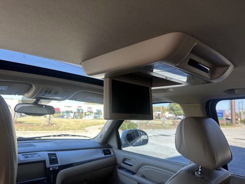 Used 2010 Cadillac Escalade ESV Luxury image 27