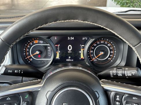 Used 2025 Jeep Wrangler Unlimited Sahara AWD/4WD image 40