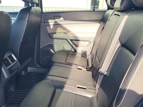 Used 2022 Volkswagen Atlas Cross Sport SE image 16