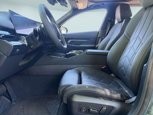 Certified 2025 BMW 530i xDrive w/ Premium Package AWD/4WD image 5