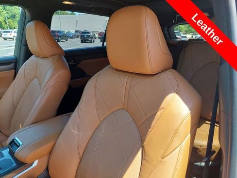 Used 2024 Toyota Highlander Platinum AWD/4WD image 6