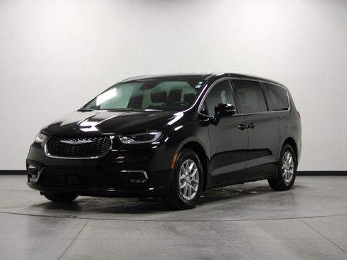 Used 2025 Chrysler Pacifica Select image 8