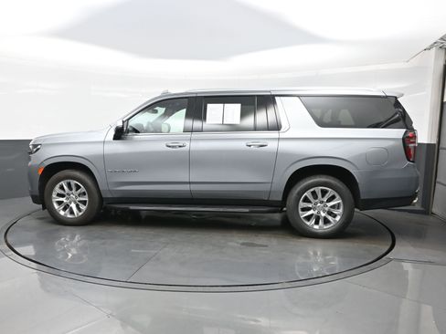 Used 2023 Chevrolet Suburban Premier AWD/4WD image 3