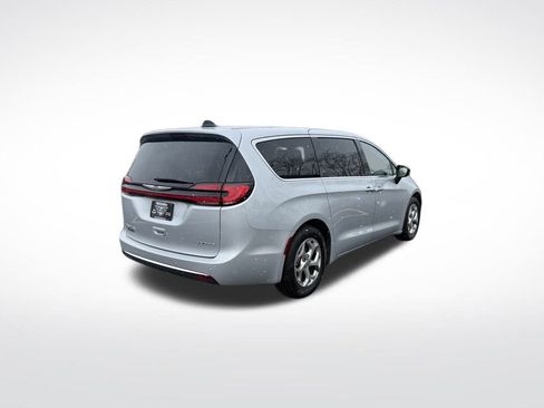 Used 2024 Chrysler Pacifica Limited image 7