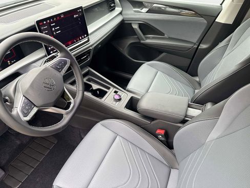 New 2025 Volkswagen Tiguan SE image 21