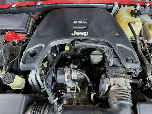 Used 2020 Jeep Wrangler Unlimited Sahara AWD/4WD image 32