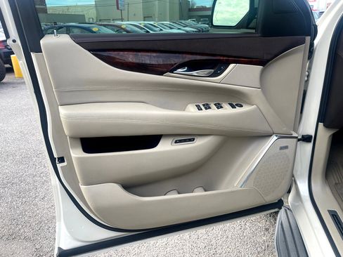 Used 2015 Cadillac Escalade Luxury image 11