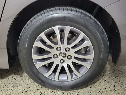 Used 2020 Toyota Sienna XLE Premium FWD image 8