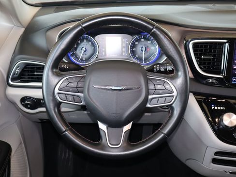 Used 2018 Chrysler Pacifica Touring-L w/ Premium Audio Group FWD image 20