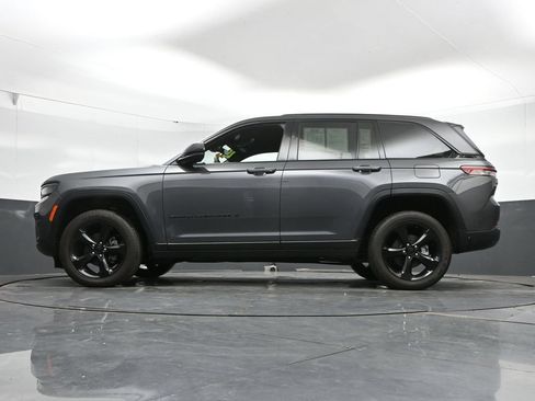 Used 2025 Jeep Grand Cherokee Altitude AWD/4WD image 46