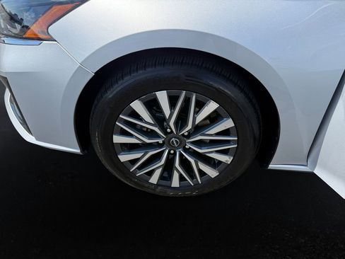 Used 2024 Nissan Altima 2.5 SV FWD image 9