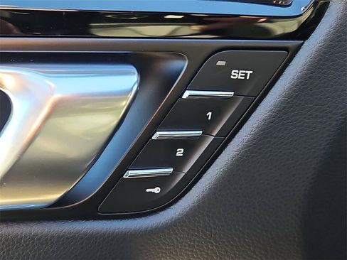 New 2026 Porsche Macan image 17