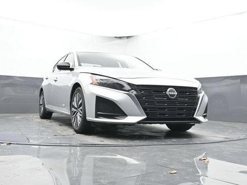 Used 2024 Nissan Altima 2.5 SV FWD image 41