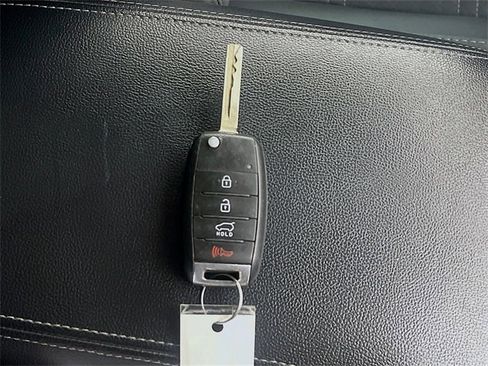 Used 2017 Kia Sorento LX image 32