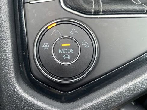 Certified 2025 Volkswagen Taos SE w/ Panoramic Sunroof Package image 21