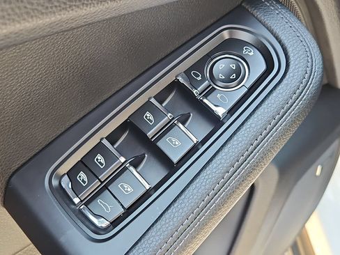 Certified 2026 Porsche Macan AWD/4WD image 33