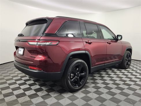 Used 2023 Jeep Grand Cherokee Limited w/ Black Appearance Package image 5