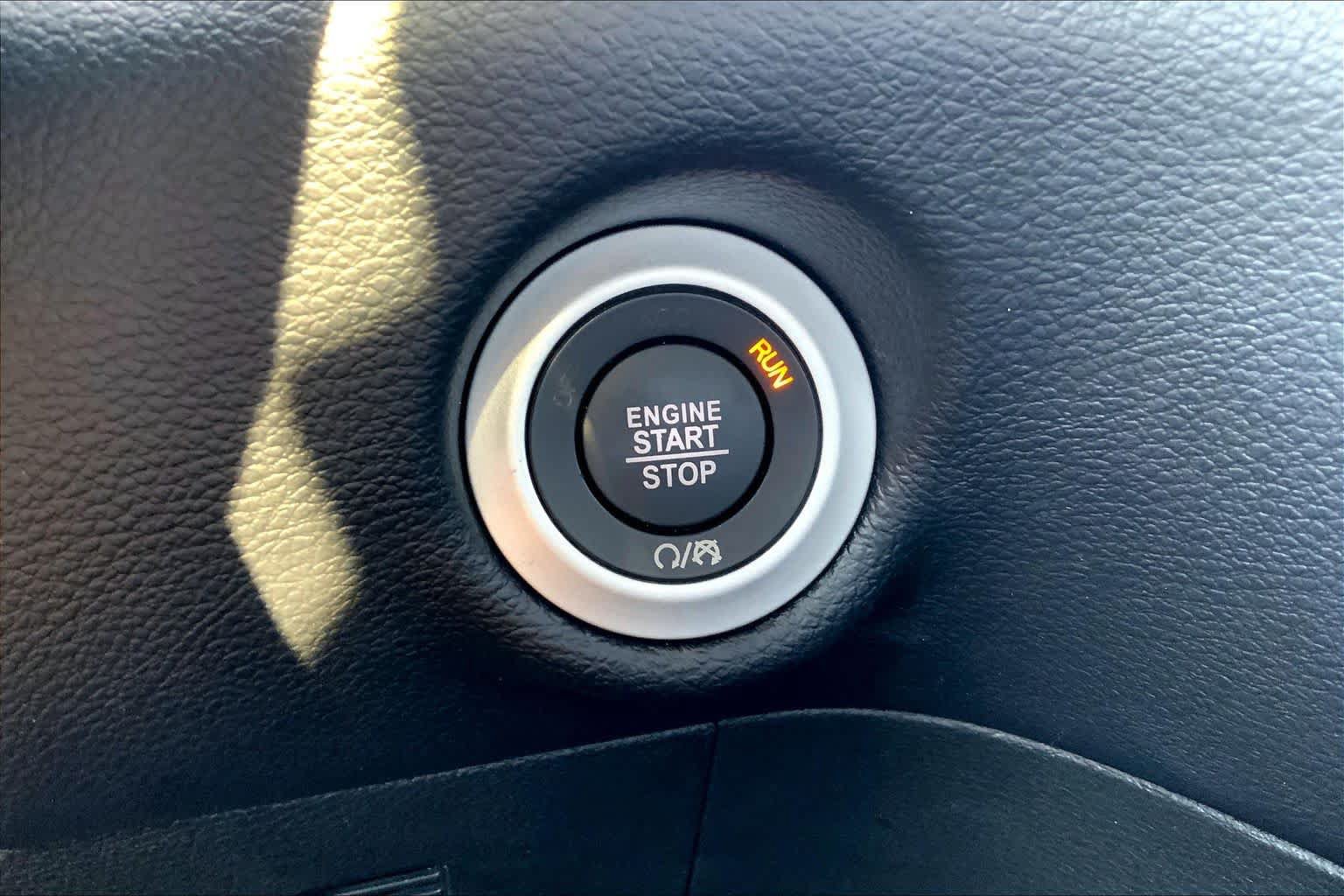 Used 2025 Chrysler Pacifica Select FWD image 32