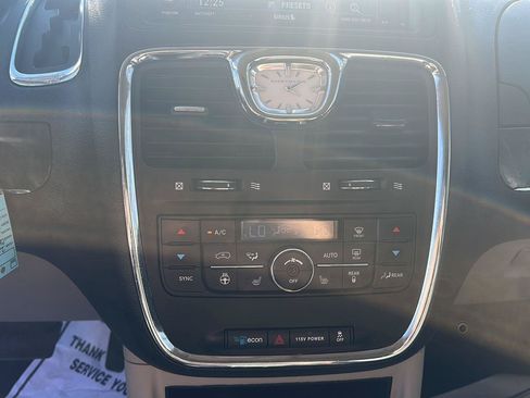 Used 2016 Chrysler Town & Country Touring w/ Driver Convenience Group FWD image 19