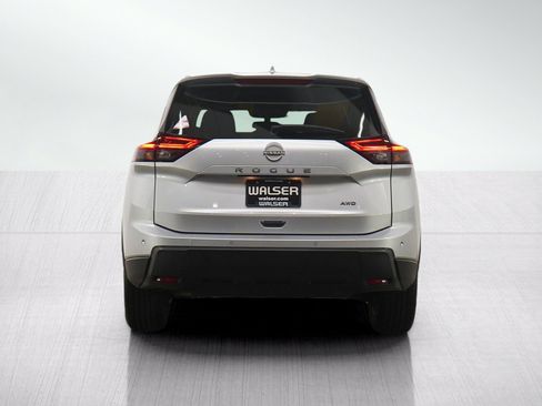 Used 2025 Nissan Rogue SV AWD/4WD image 4