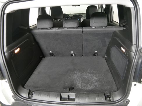 Used 2015 Jeep Renegade Latitude w/ Cold Weather Group II image 18