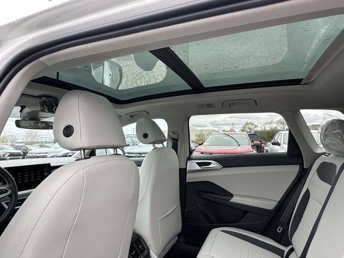 New 2026 Volkswagen Taos SE FWD image 10