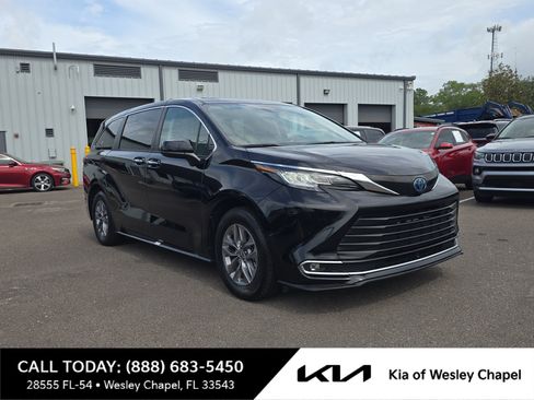 Used 2022 Toyota Sienna XLE FWD image 1