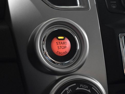 Used 2017 Nissan Titan SL image 14