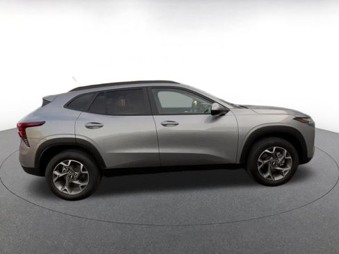 Used 2025 Chevrolet Trax LT FWD image 16