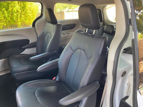 Used 2024 Chrysler Pacifica Limited FWD image 23