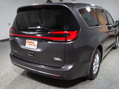 Used 2023 Chrysler Pacifica Touring-L FWD image 7
