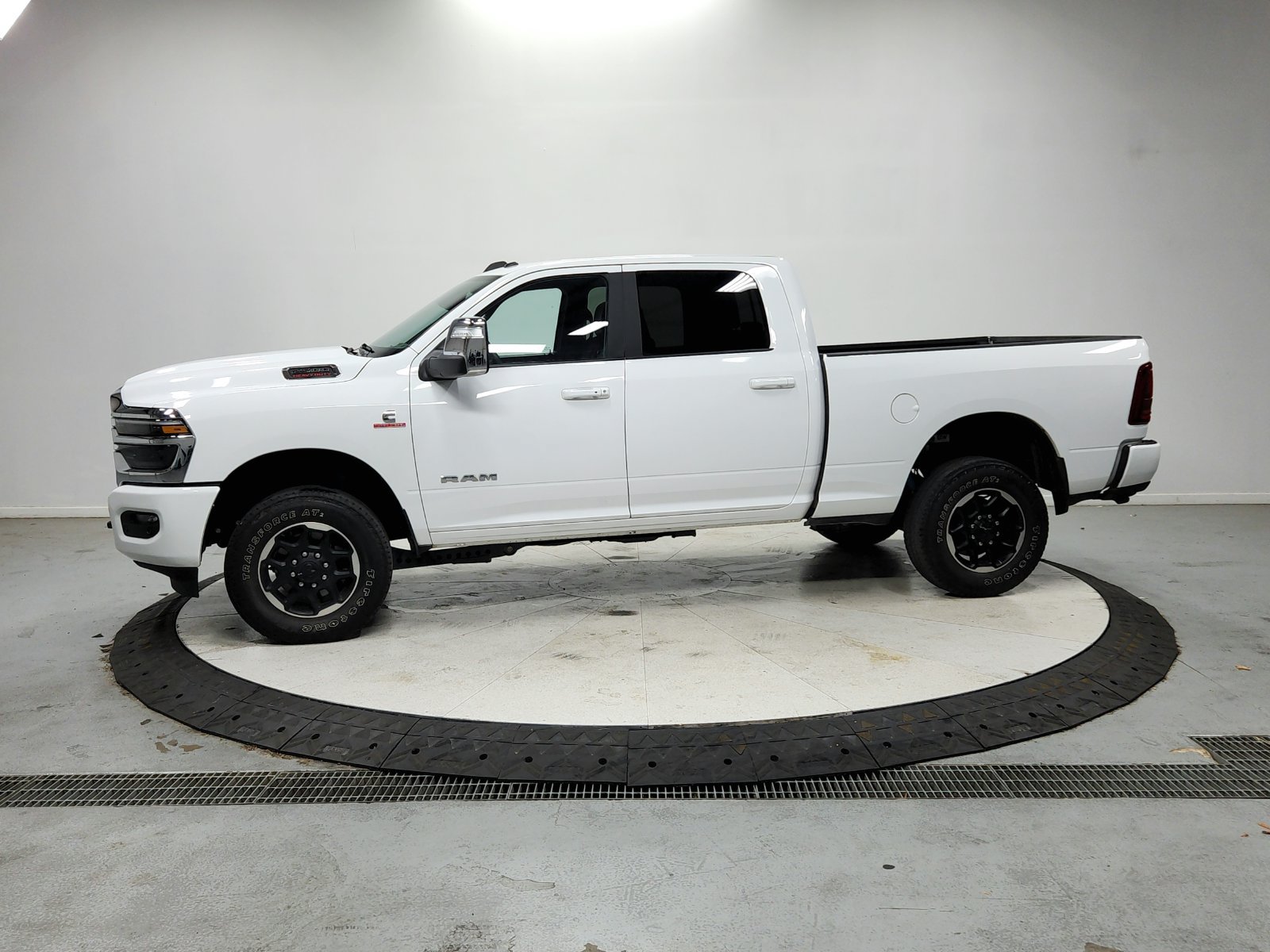 Used 2025 RAM 2500 Laramie AWD/4WD image 5