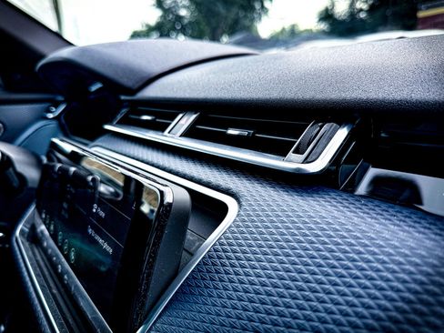 Used 2018 Land Rover Range Rover Velar R-Dynamic SE image 29