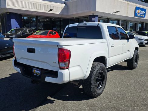 Used 2017 Toyota Tacoma TRD Sport w/ Tow Package (A/T) image 10