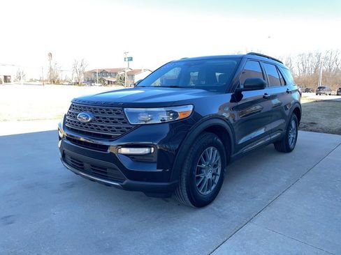 Used 2021 Ford Explorer XLT w/ Equipment Group 202A image 2