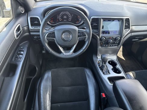 Used 2018 Jeep Grand Cherokee Altitude AWD/4WD image 12