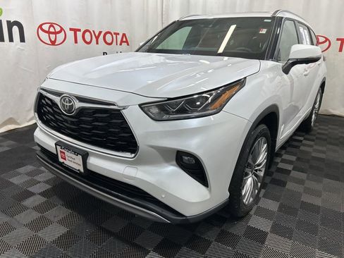 Used 2025 Toyota Highlander Platinum image 3