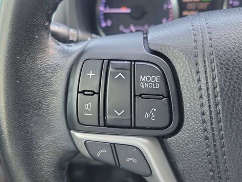 Used 2018 Toyota Highlander Plus FWD image 19
