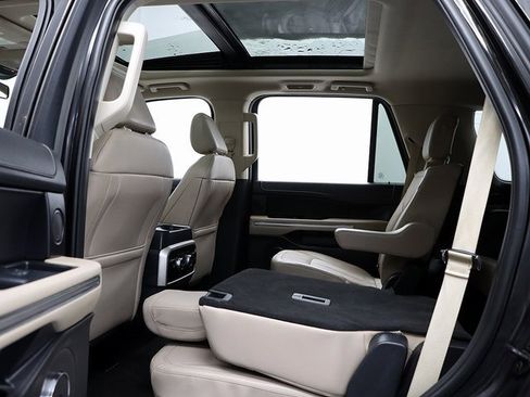 Used 2023 Ford Expedition Limited image 13