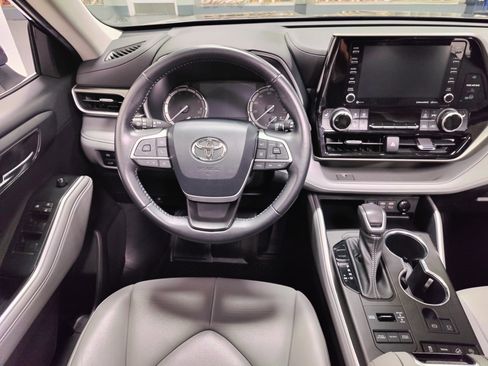 Used 2022 Toyota Highlander XLE image 23
