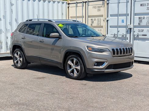 Used 2019 Jeep Cherokee Limited w/ Luxury Group image 2