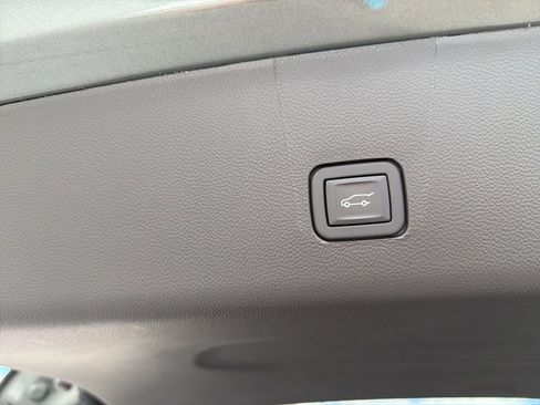 Used 2023 Chevrolet Traverse LT image 10