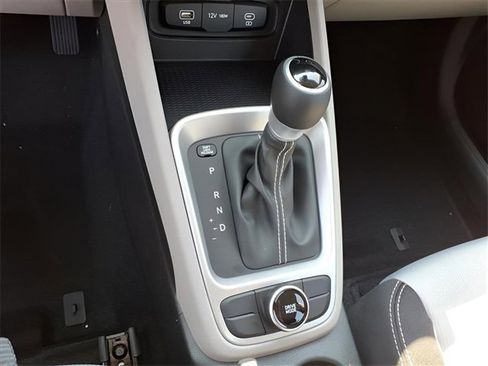 New 2025 Hyundai Venue SEL image 17