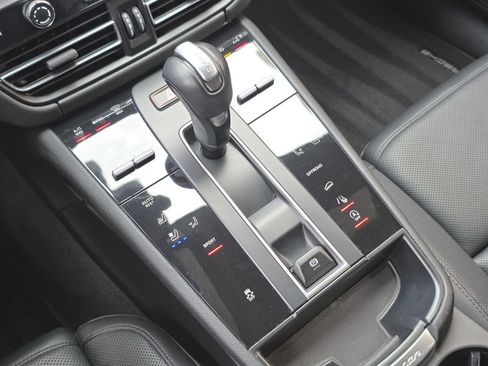 Used 2024 Porsche Macan AWD/4WD image 17