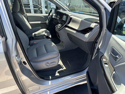 Used 2020 Toyota Sienna XLE FWD image 19
