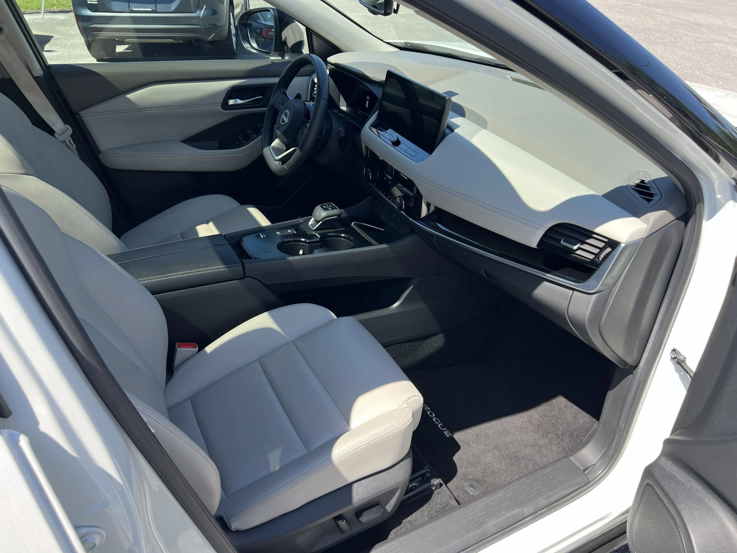 Used 2024 Nissan Rogue SL w/ SL Premium Package FWD image 13