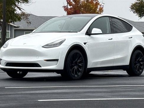 Used 2023 Tesla Model Y Long Range image 11