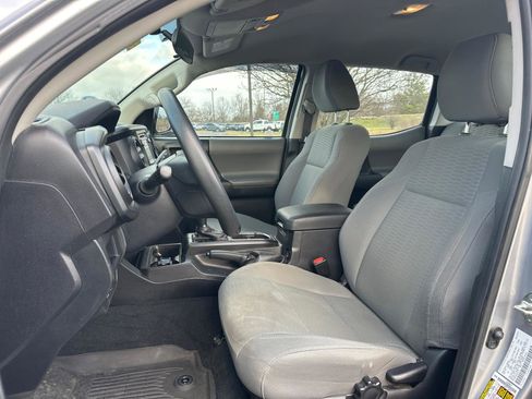 Used 2017 Toyota Tacoma SR image 6