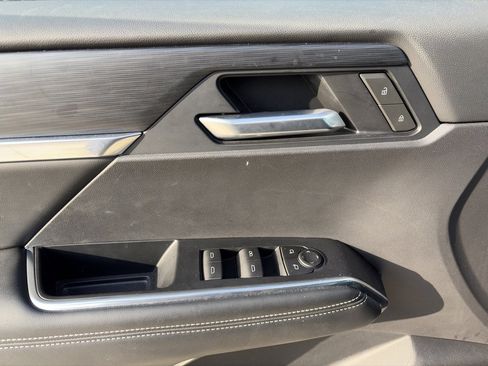 Used 2025 GMC Acadia Elevation image 17